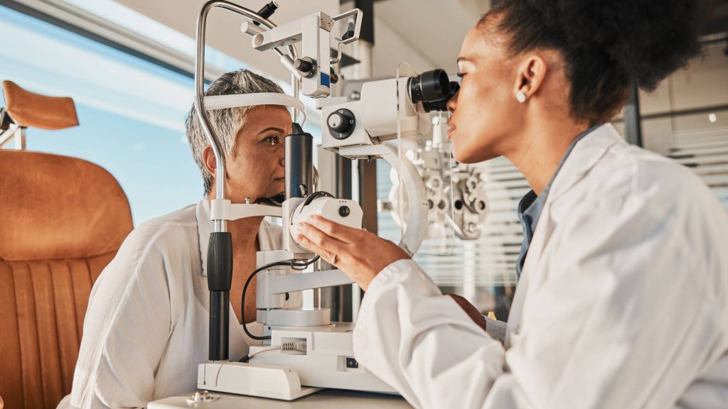 LASIK, za koji se najčešće misli kad ase kaže lasrska hirurgija oka, je tip refrektivne hirurgije za ispravljanje kratkovidosti, hiporepije i asigmatizma. Lasik izvode oftamolozi koristeći laser. Ova operacija preoblikuje rožnjaču kako bi izoštrila vid.